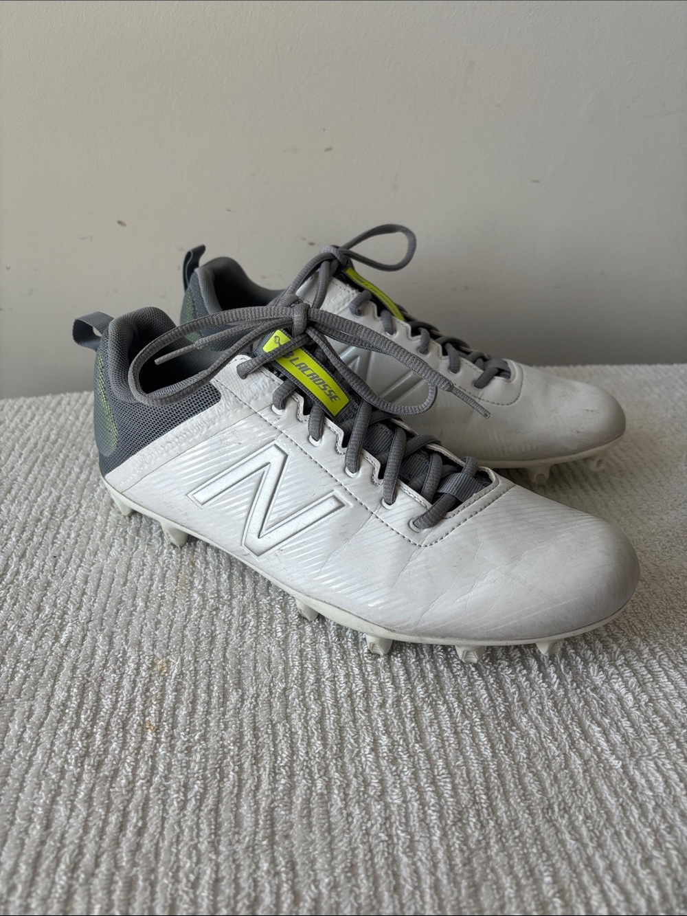 New Balance Burn X LaCross cleats White & Gray Athletic Cleats women sz 10